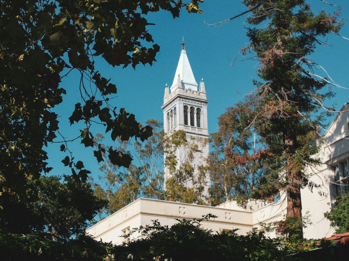 Sather Tower, no campus da Universidade da California, Berkeley (EUA).