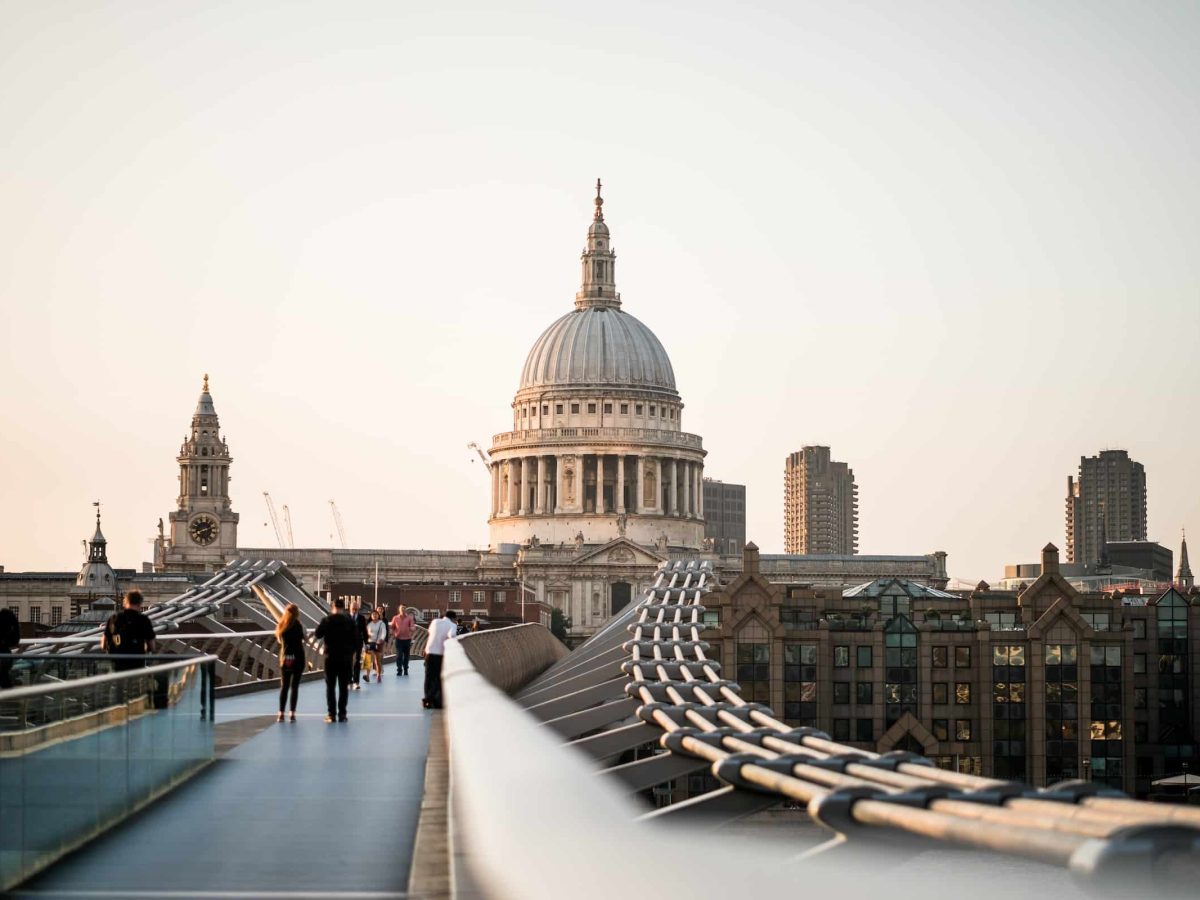 Cúpula da Catedral de São Paulo, ao fundo, em Londres.