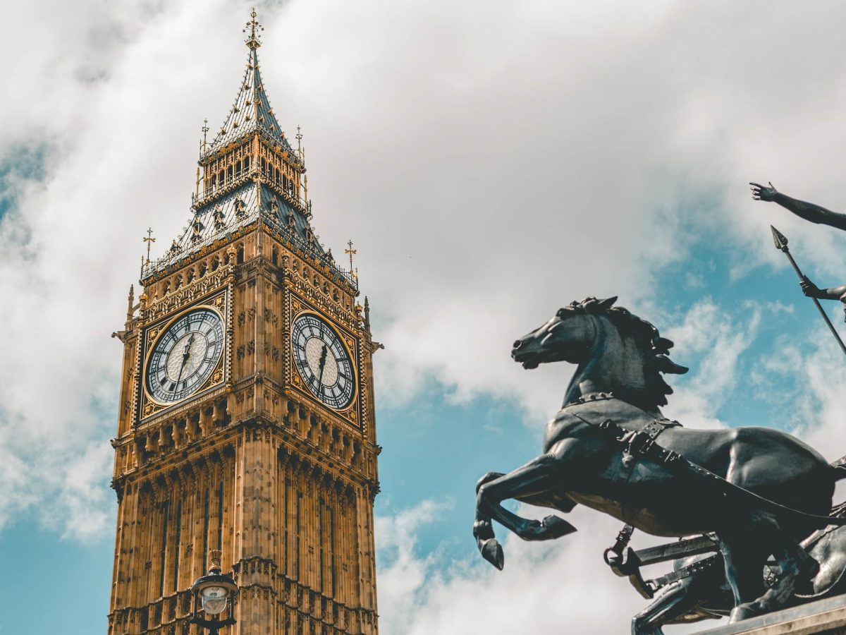 Elizabeth Tower, originalmente Clock Tower, renomeada em 2012 para marcar o Jubileu de Diamante da rainha Isabel II, em Londres.