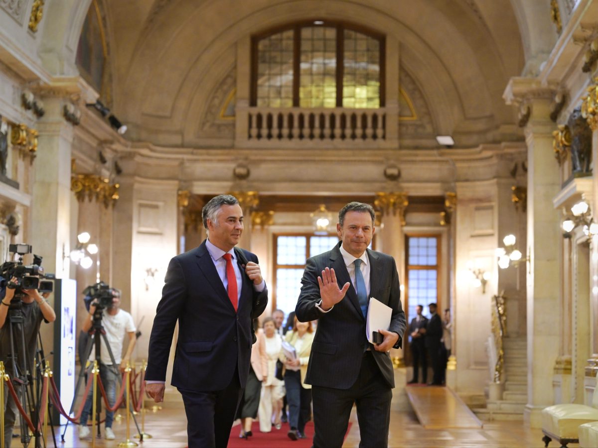 Fernando Alexandre, ministro da Educação, e Luís Montenegro, no Debate com o Primeiro-Ministro, na Assembleia da República (Lisboa, 24 de setembro de 2025). Fotografia de Gonçalo Borges Dias / GPM.