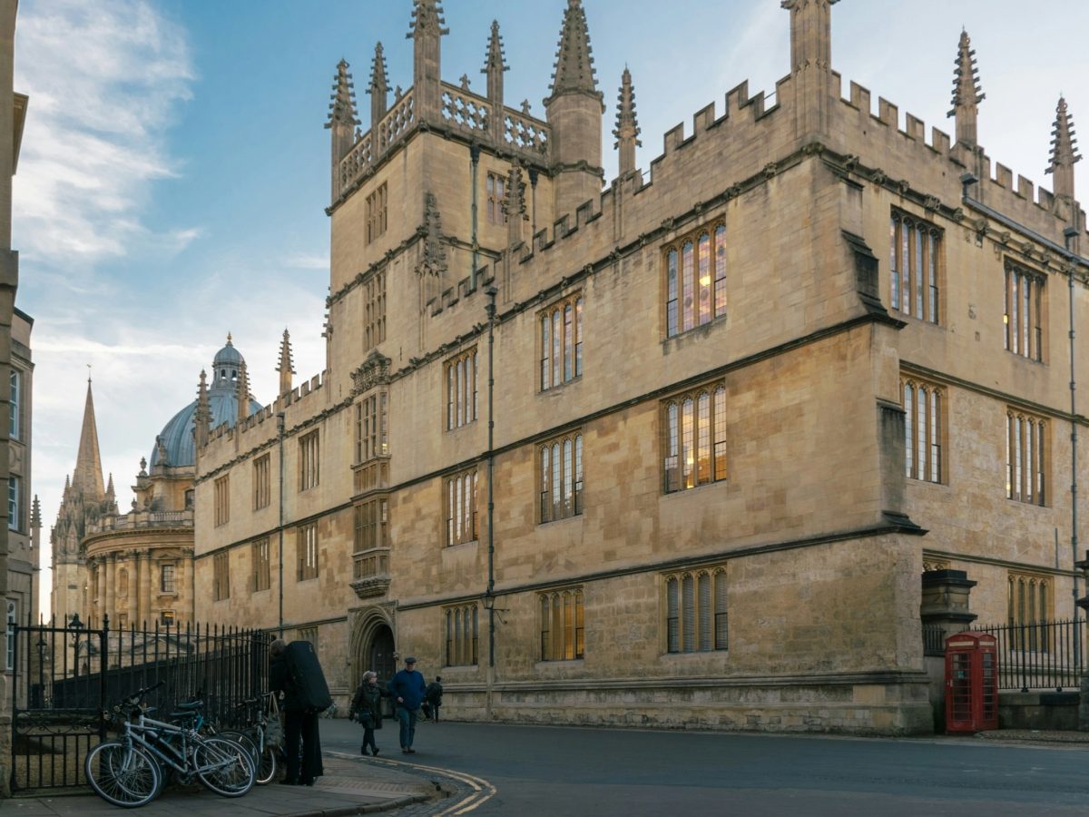 Radcliffe Camera, ao fundo, na Universidade de Oxford, Reino Unido.